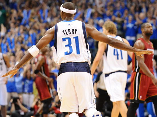 欧联比赛中一球员嘲讽对手鼻子形状，多名队友上前打抱不平（欧联赛场突发口角 球员讥讽对手鼻型 多名队友上前力挺）