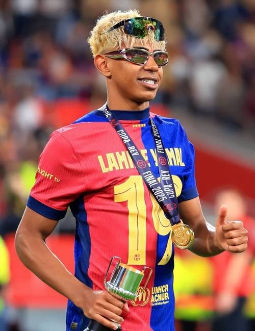 足球国足争议判罚引专家讨论（国足争议判罚引发专家热议）