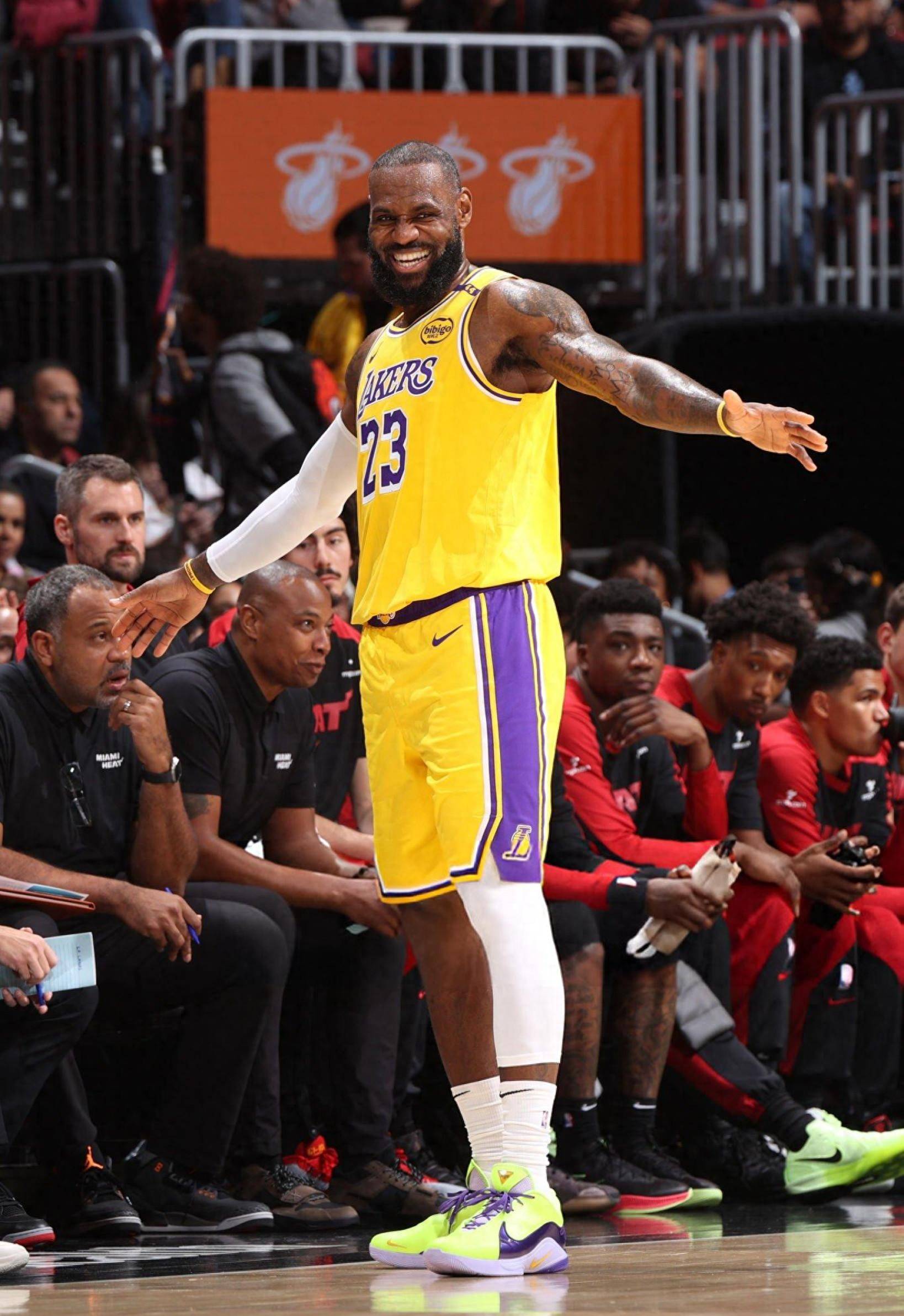 NBA焦点战：凯尔特人逆转热火,（NBA重磅对决：凯尔特人上演逆转击败热火）