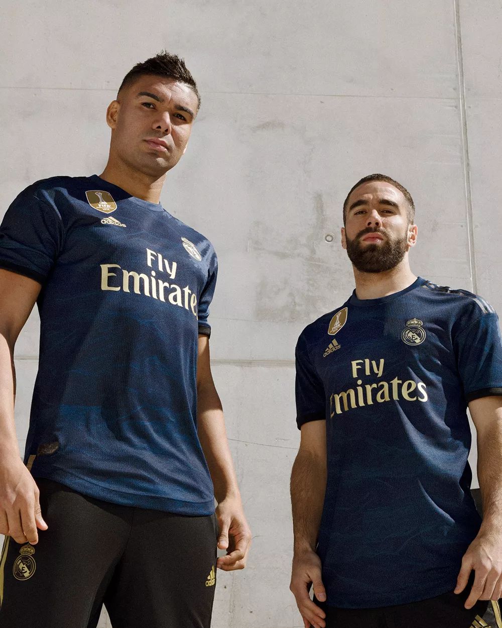 孙颖莎恭喜徐瑛彬，还专门跟徐瑛彬握握手（孙颖莎向徐瑛彬送上祝贺，并特地与其握手）