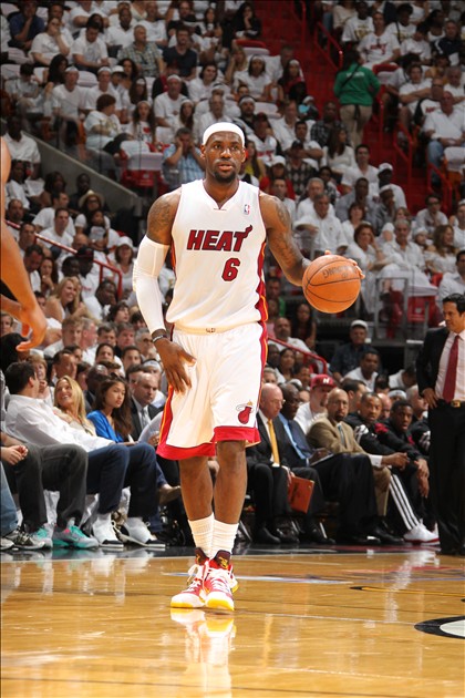 辽宁男篮CBA杯赛遭江苏大爆冷引热议！球迷不满外援刷爆官媒评论区（CBA杯赛冷门：辽宁男篮不敌江苏惹热议，球迷不满外援涌入官媒评论区）