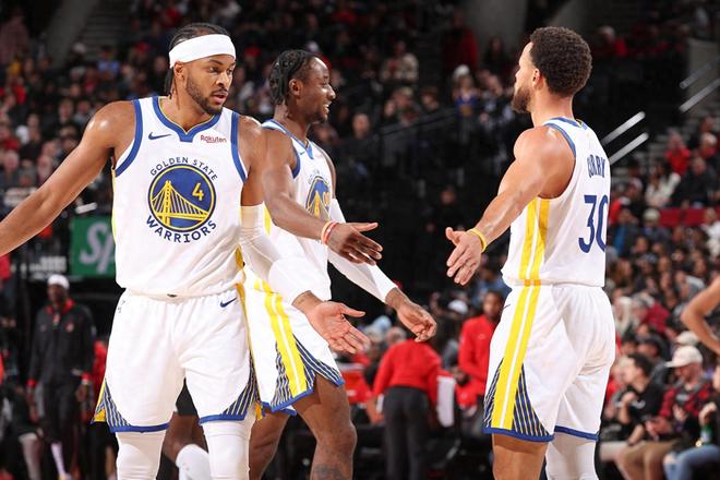 伊涅斯塔：中场球员当教练更能掌控全局，小法现在做得非常好（伊涅斯塔：中场出身更会统筹全局，小法执教表现出色）