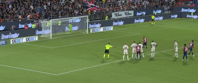 斯卡洛尼戴白手套递交世界杯，因凡蒂诺为仪式错误公开道歉