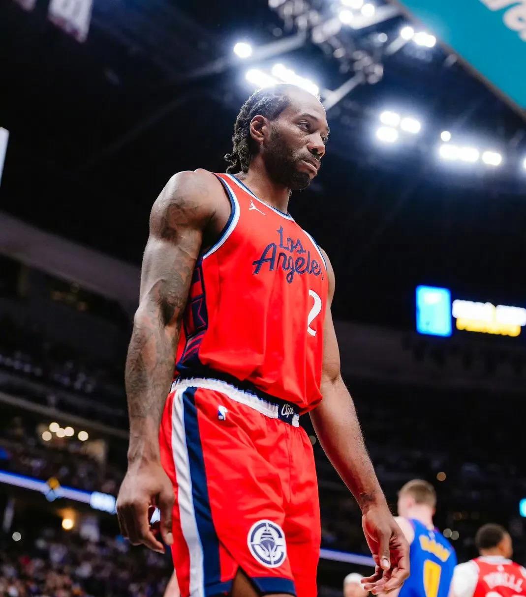 超高效率！里夫斯15投12中砍下38分8篮板（里夫斯手感炽热：15投12中砍下38分8篮板）