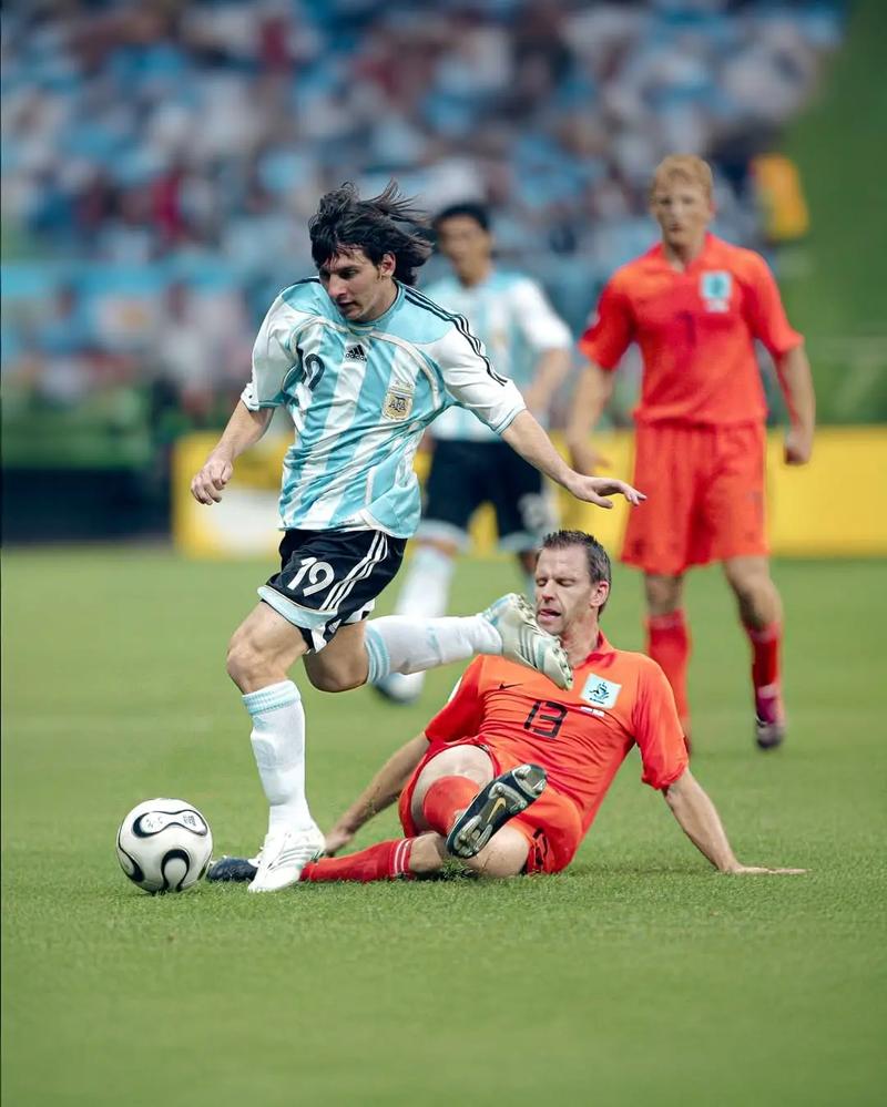 无缘联赛三连冠，神户主帅吉田孝行赛后发布会哽咽宣布辞职（三连冠梦碎，神户主帅吉田孝行赛后哽咽请辞）