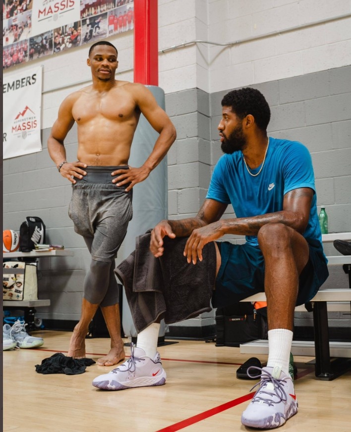 足球国足训练课发生小插曲，球员被逗笑（国足训练课突发趣事，球员忍俊不禁）